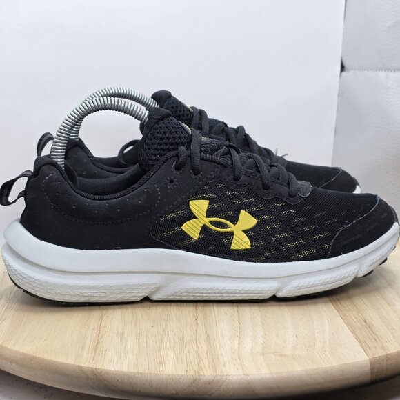 Men's size 8 Under Armour, Charged Assert 10 Running Shoe 3026175-008 Black/Gold - Picture 3 of 9